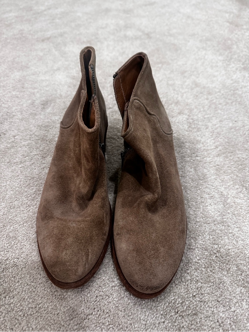 Womens Frye tan Suede side-zip Bootie, size 7.5 Never worn